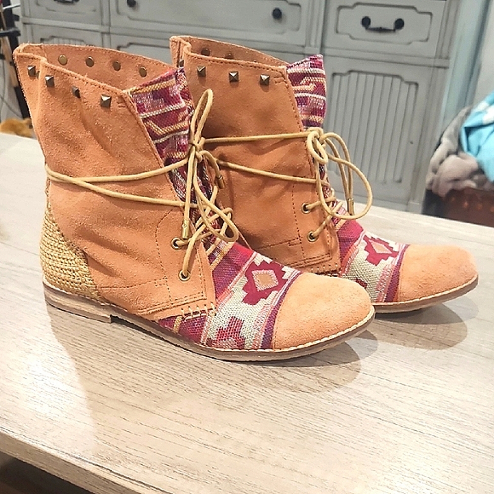 the Sak  brown tan suede lace up boho Women's Boots size 6.5
